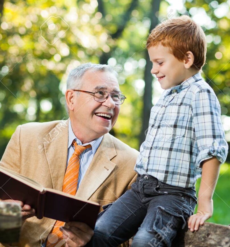 61798515-abuelo-y-nieto-están-leyendo-el-libro-y-aprender-sobre-la-naturaleza